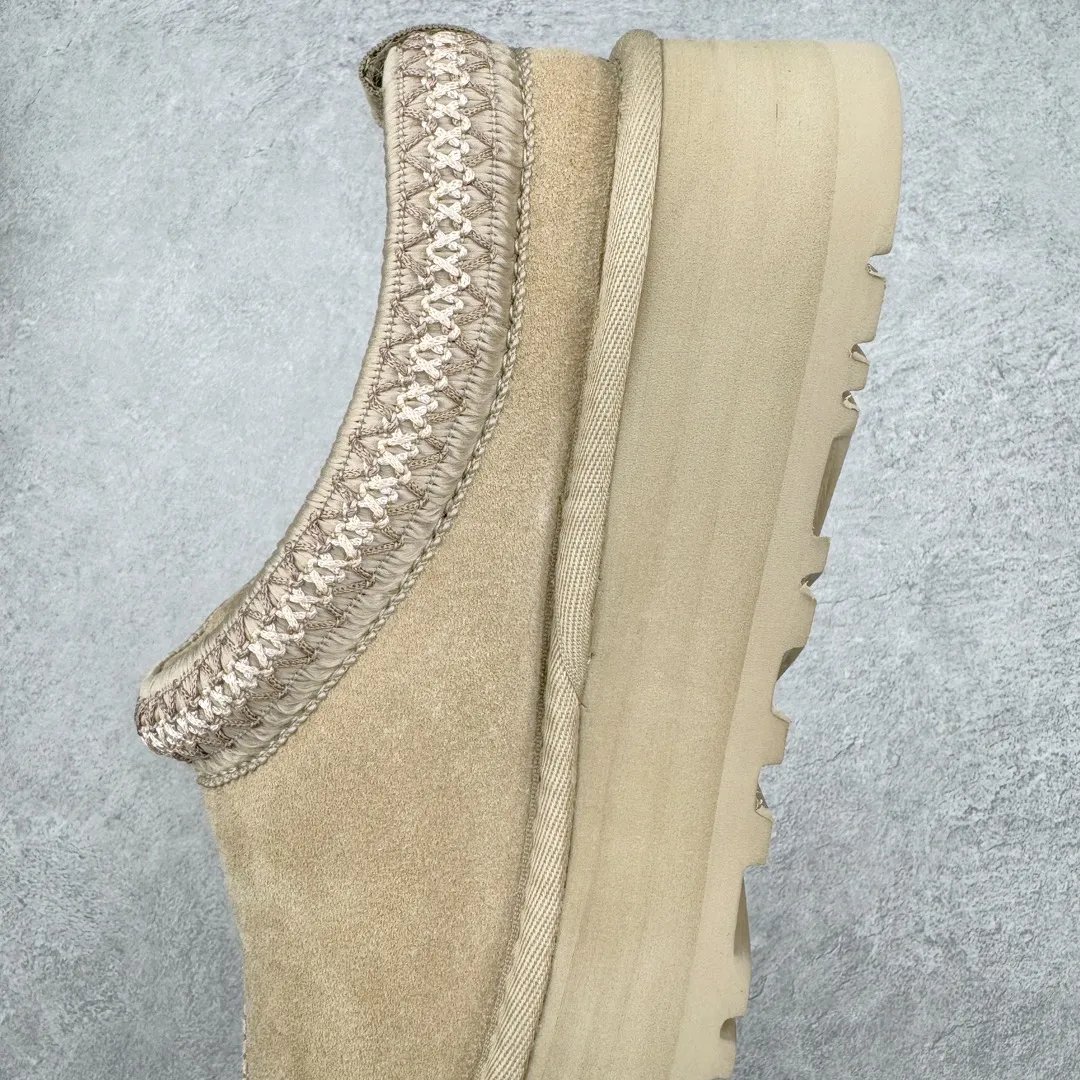 Pick up locally💰520 UGG 2553 ethnic style half-mug autumn and winter sheep fur integrated snow boots. All shoes are made from ZP. Longfeng A-grade Australian imported sheep fur integrated brand OEM production line. Fully follow the ZP process. OEM original pattern maker. Adhering to the principle of no original shoes and no development selection. Pay attention to every detail. The most authentic version on the market TREADLITE "Light Wing" technology outsole. Lightweight/durable/flexible/pile size: 35 36 37 38 39 40 Coding: by2936070